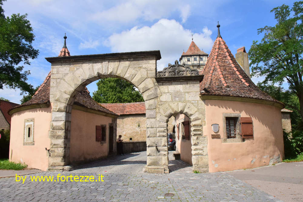 L'ingresso dalla porta della torre Rodentor