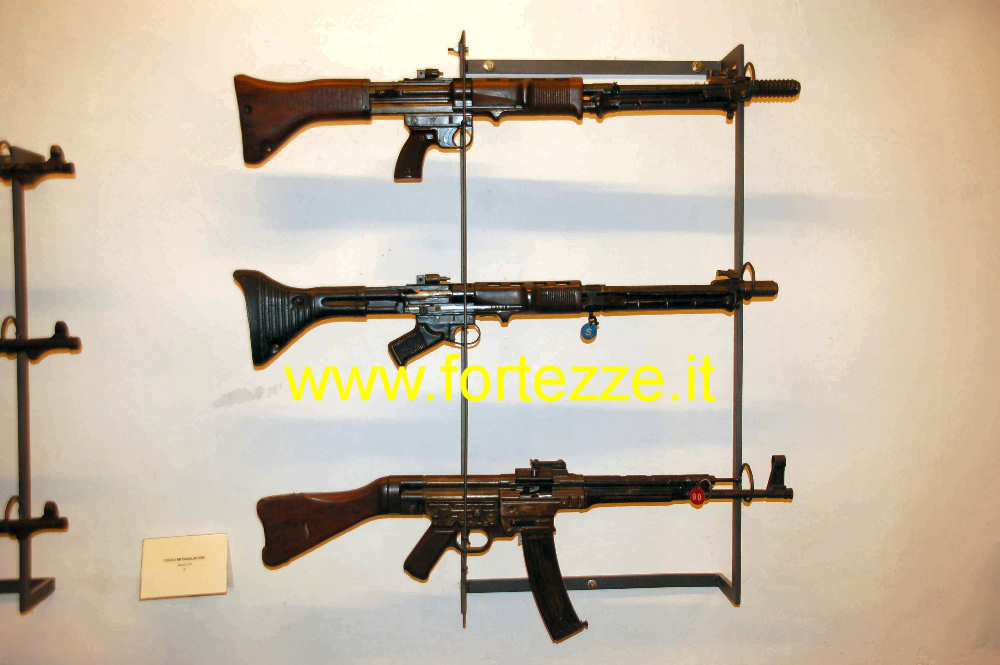 Fucili mitragliatori vari con un basso (forse) un AK47
