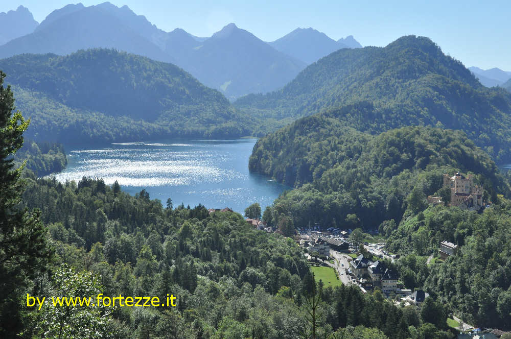 il Castello di Hohenschwangau ed il lago Alpsee visto da Neuschwanstein