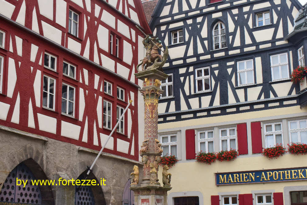 la statua di San Giorgio a Rothenburg ob der Tauber